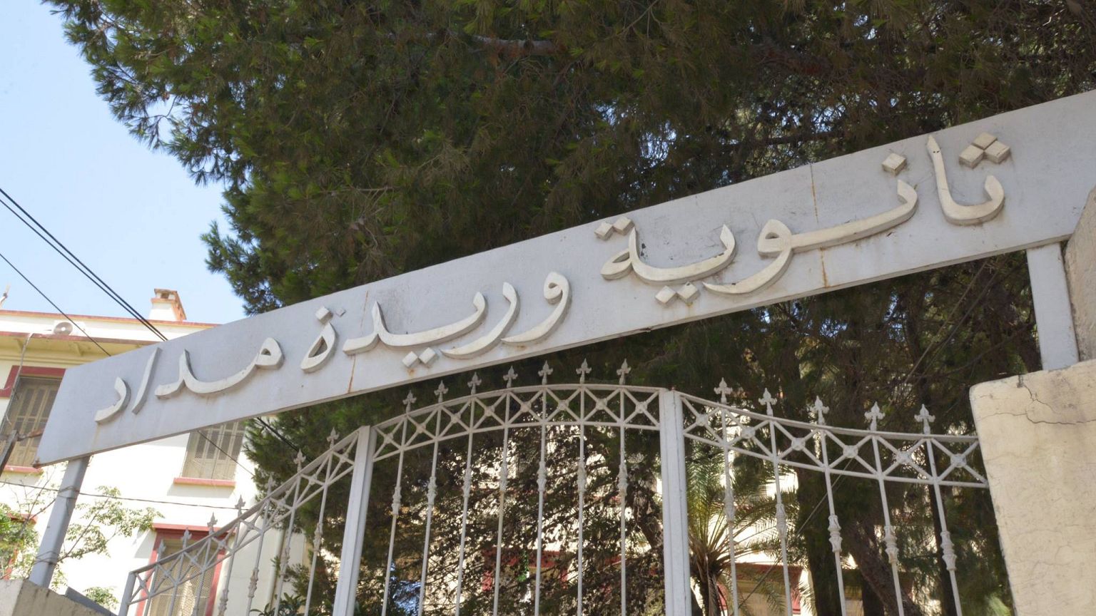 جدل كبير في الجزائر بشأن مشروع قانون يمنع ارتداء الألبسة الدينية في المدارس