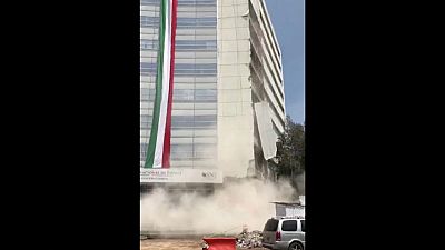 شاهد لحظة سقوط بناية في زلزال مكسيكو