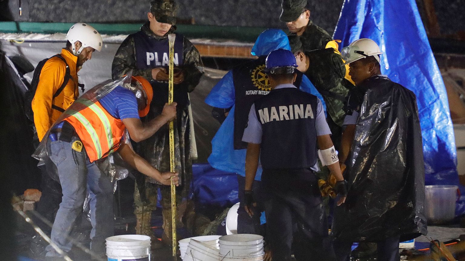 Mexican rescuers race to reach schoolgirl quake survivors