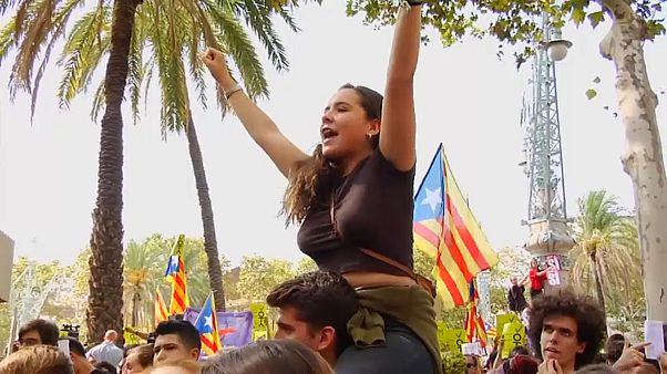 كاتالونيا تتحدى حملة إسبانيا لوأد استفتاء الانفصال كاتالونيا تتحدى حملة إسبانيا لوأد استفتاء الانفصال