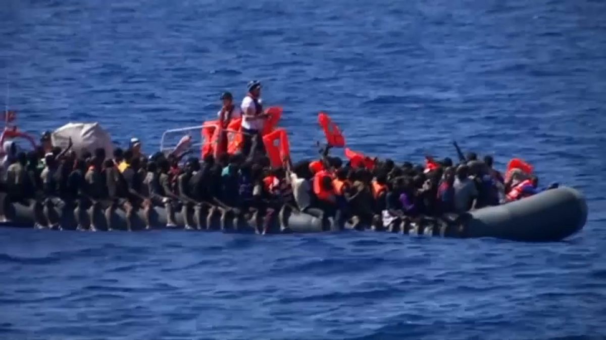 Libia: naufragio di un barcone, cento migranti dispersi
