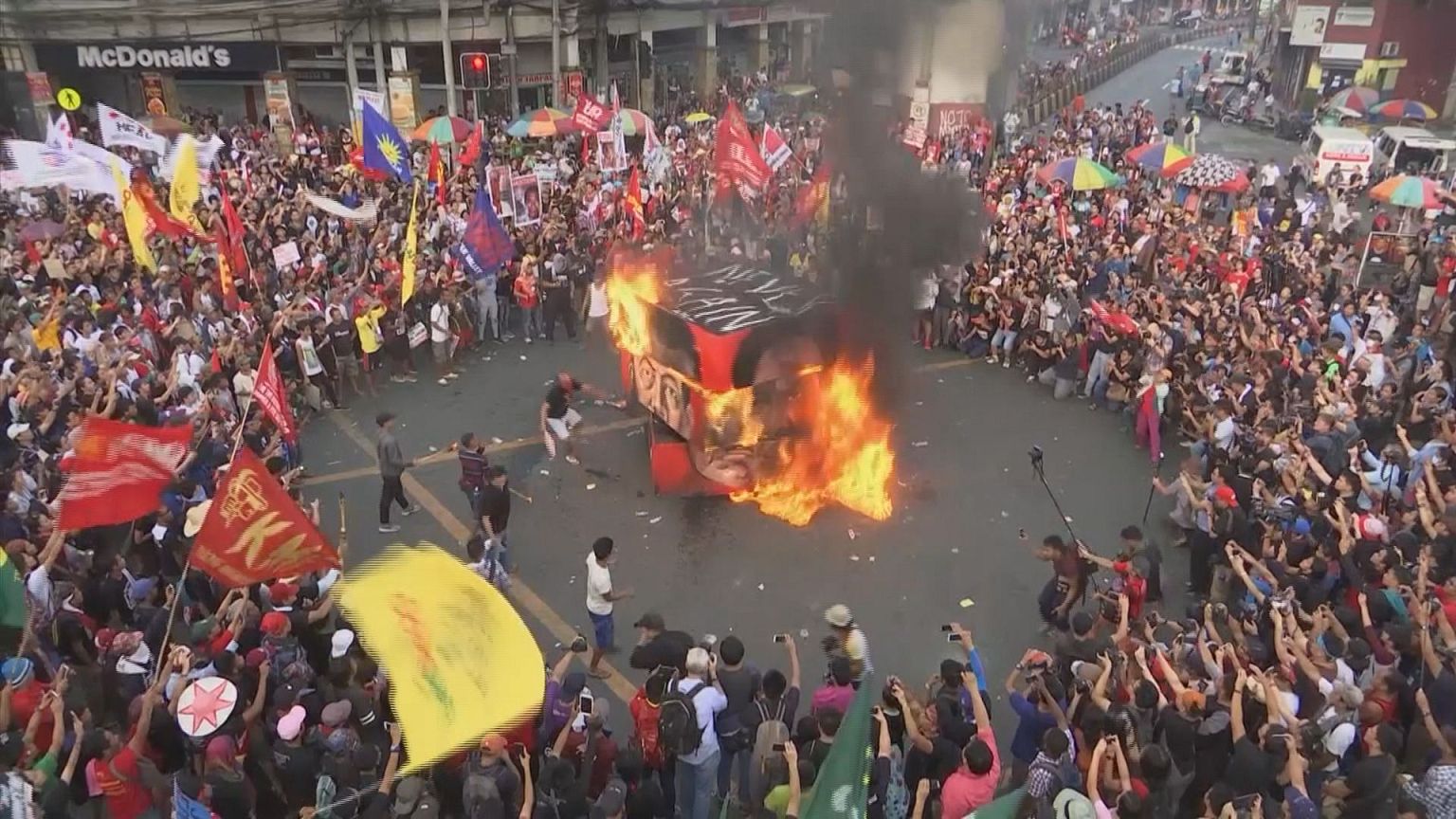 Milhares assinalam lei marcial de Marcos em 1972