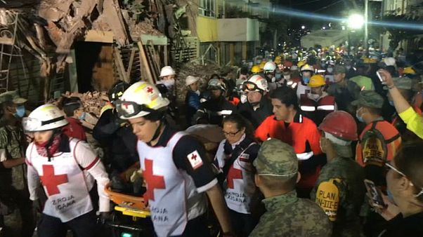 Al son de "Cielito lindo", los voluntarios animan los esfuerzos de rescate en México Al son de "Cielito lindo", los voluntarios animan los esfuerzos de rescate en México