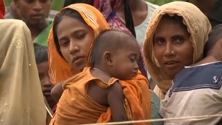 لاجئو الروهينغا ينتظرون معونات الإغاثة بمخيمهم في بنغلادش