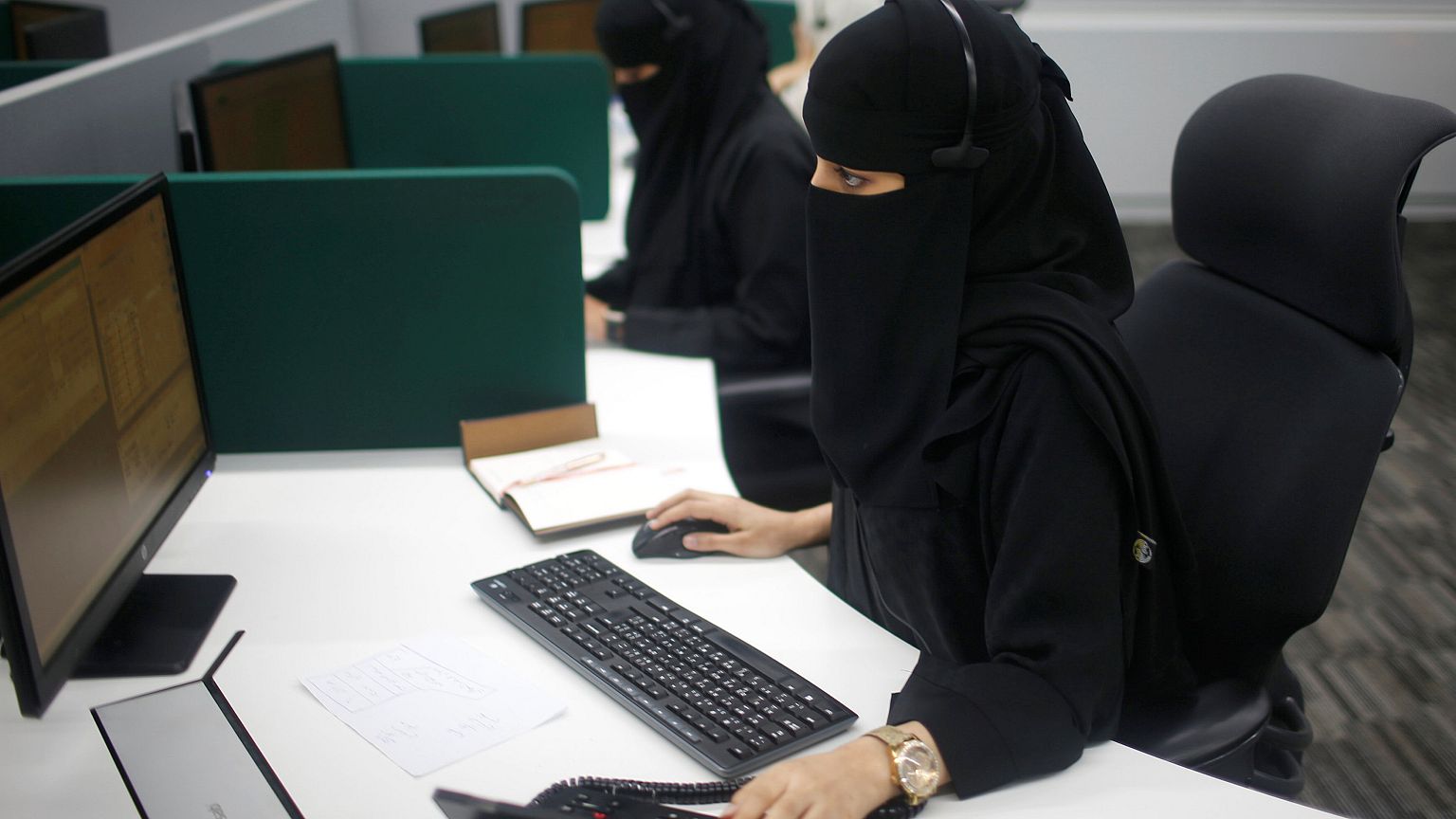 منع شيخ سعودي من الخطابة لقوله إن المرأة بنصف عقل وإذا ذهبت للتسوّق تبقى بربع فقط!