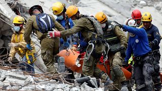 Поиск выживших при землетрясении: шансов всё меньше