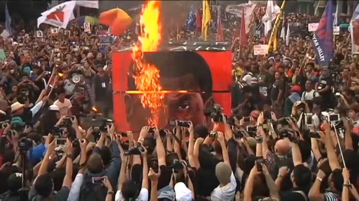 Decenas de miles de filipinos se manifiestan contra el "dictador" Duterte