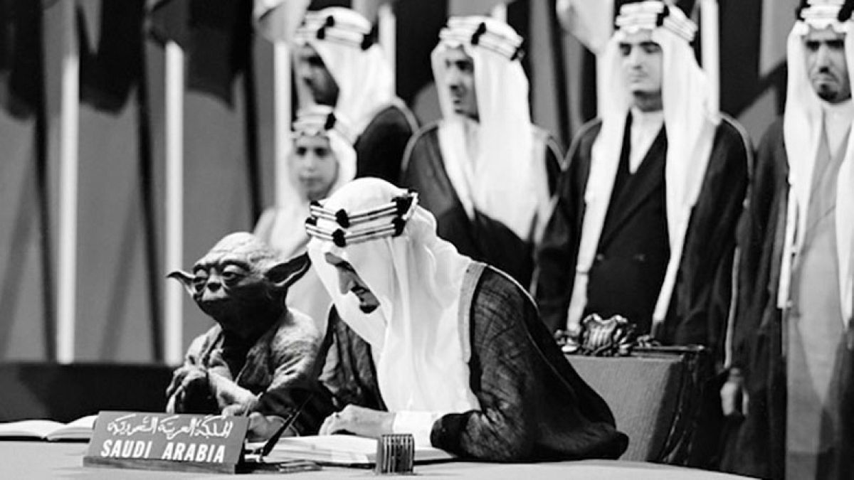 كائن فضائي بجوار الملك فيصل يضع وزير التعليم السعودي في مأزق