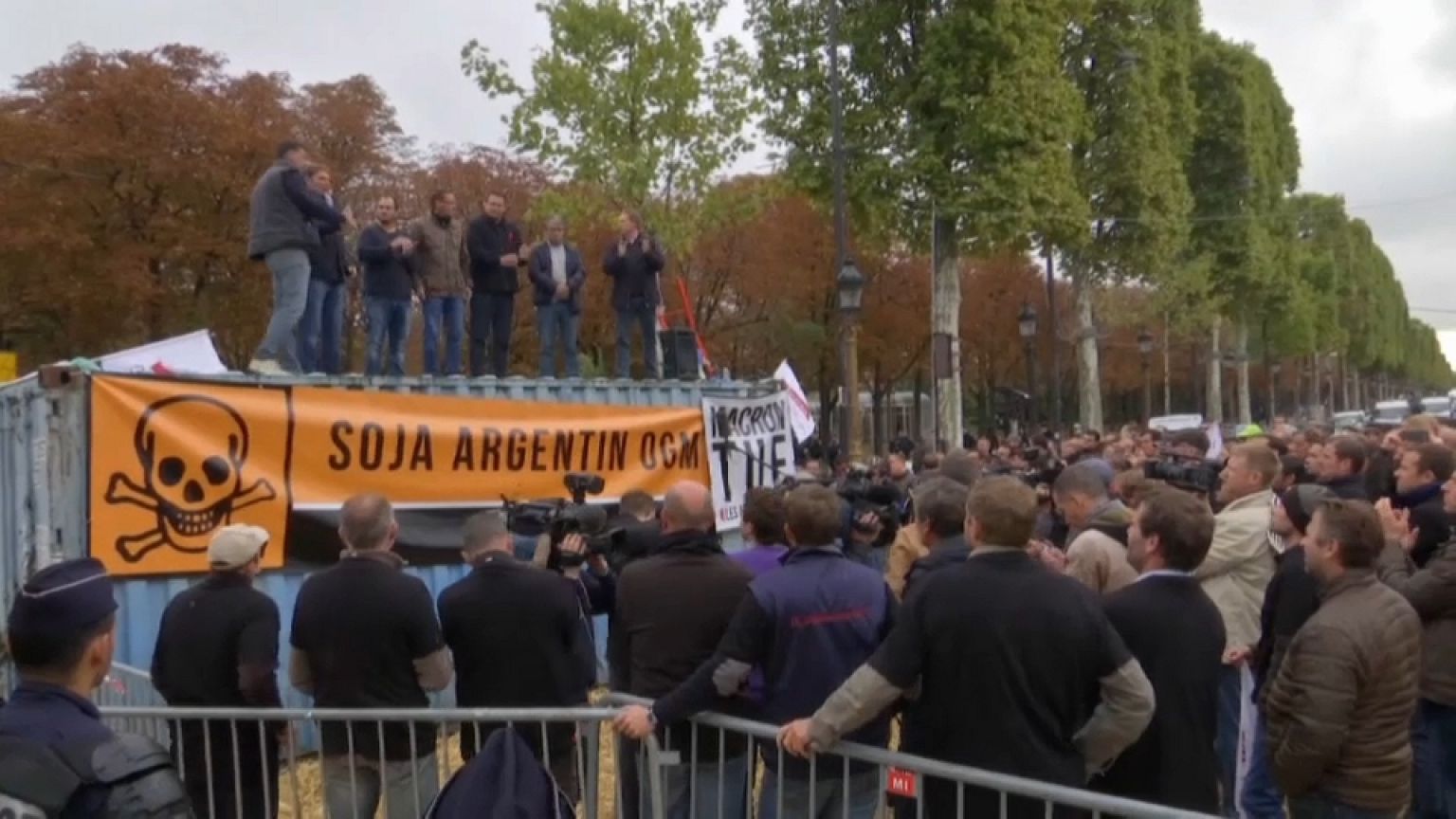 Glifosato, gli agricoltori francesi bloccano gli Champs-Elysées