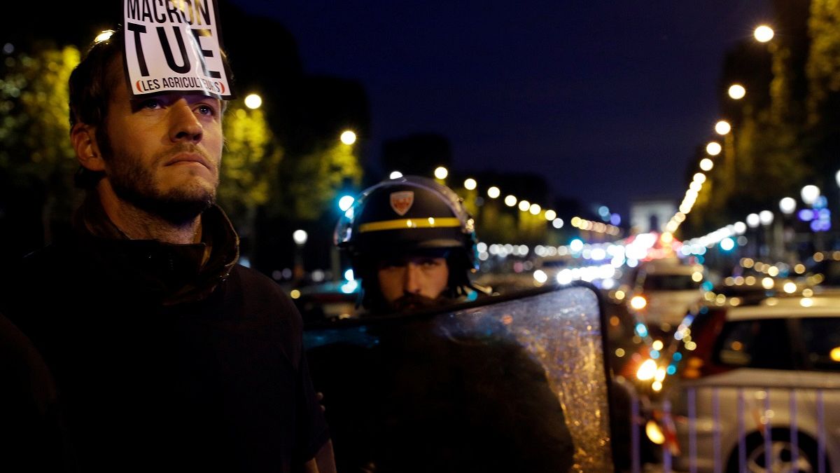 Tiltakozó gazdák blokkolták a Champs Elysées-t