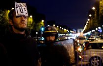 Tiltakozó gazdák blokkolták a Champs Elysées-t