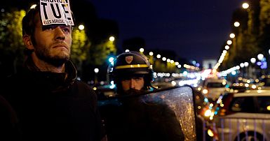 The last straw: French farmers block Champs Elysees in Paris to protest  herbicide ban | Euronews