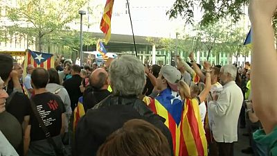 Más policías, protestas y denuncias en Cataluña