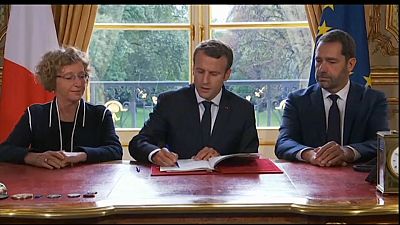 Macron firma su polémica reforma laboral