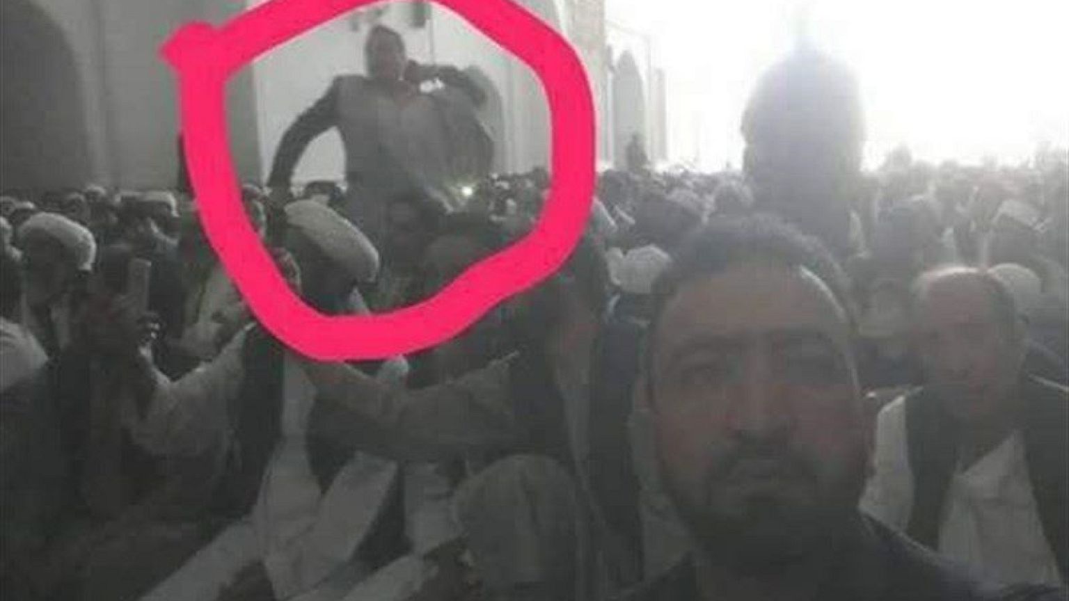 پرتاب کفش به گلبدین حکمتیار در هرات و اختلال در نماز جمعه این شهر