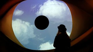 Atomium acolhe surrealismo de Magritte