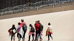 Image: Migrants walk near the border between Ciudad Juarez, Mexico, and El 