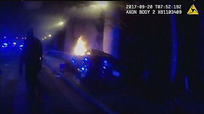 US cops rescue people trapped inside burning car