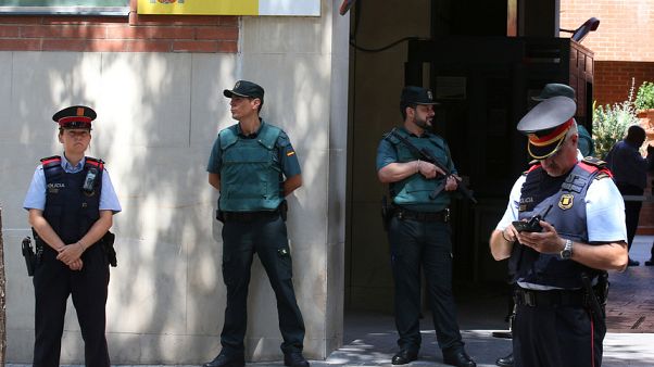 İspanya Katalan polisinin yönetimini devraldı İspanya Katalan polisinin yönetimini devraldı
