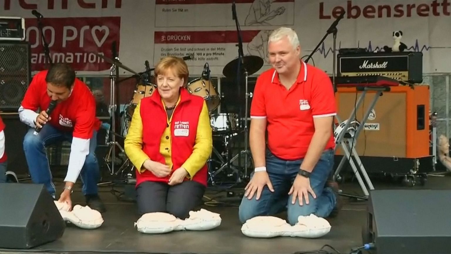 Angela Merkel rianima un fantoccio al ritmo dei Bee Gee's