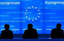 Eurogrupo pensa que economia grega está melhor, mas precisa de mais reformas