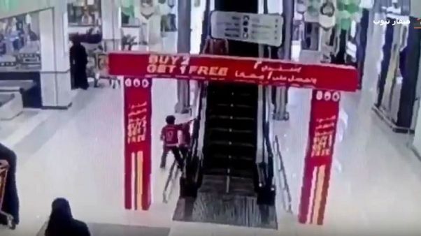 شاهد: لولا تدخل الرجل السعودي لكان الطفل المصري قد مات شاهد: لولا تدخل الرجل السعودي لكان الطفل المصري قد مات