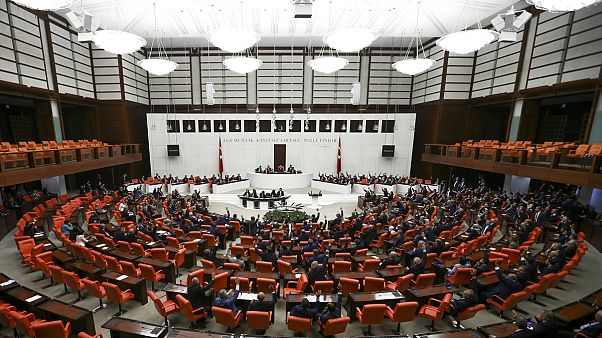 Parlamento aprova extensão de mandato para operações na Síria e no Iraque Parlamento aprova extensão de mandato para operações na Síria e no Iraque