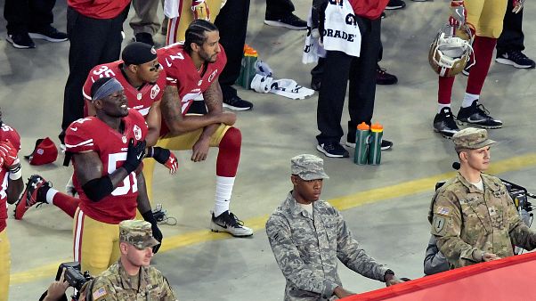 “Nehmt den Hurensohn vom Platz”: #TakeAKnee-Protest gegen Trump und Rassismus “Nehmt den Hurensohn vom Platz”: #TakeAKnee-Protest gegen Trump und Rassismus