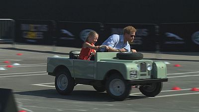 Prinz Harry lässt sich von Fünfjähriger im Miniauto fahren