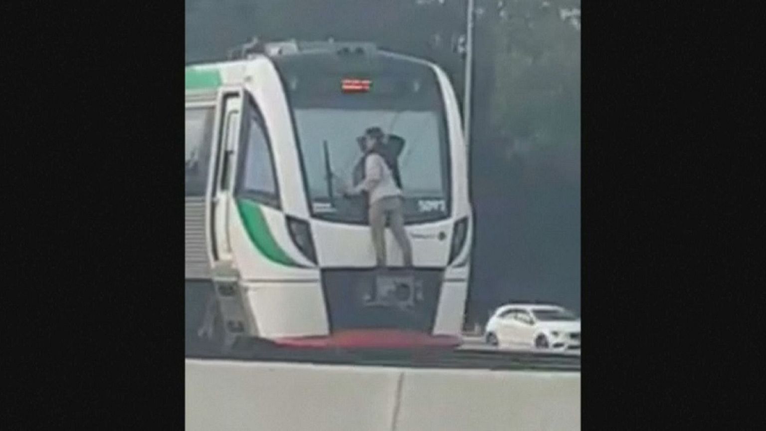 أغرب طريقة للسفر على متن القطار