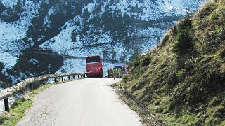 Österreich: Fahrgast (65) bremst Reisebus vor Absturz