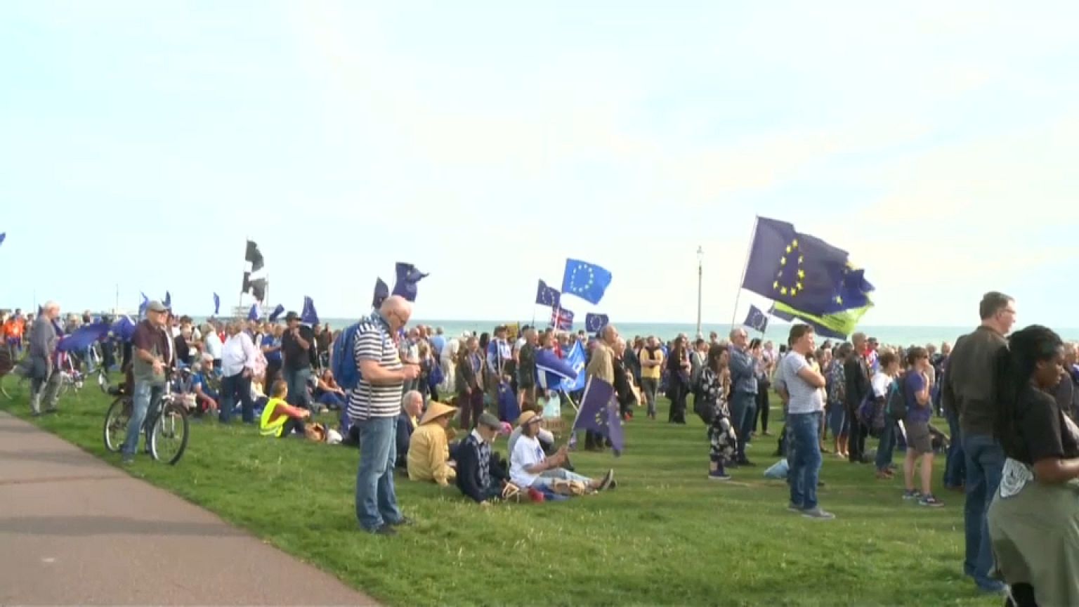 Gli anti-brexit alzano la voce