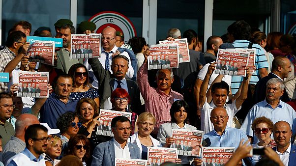 Jornalistas turcos de regresso ao banco dos réus Jornalistas turcos de regresso ao banco dos réus