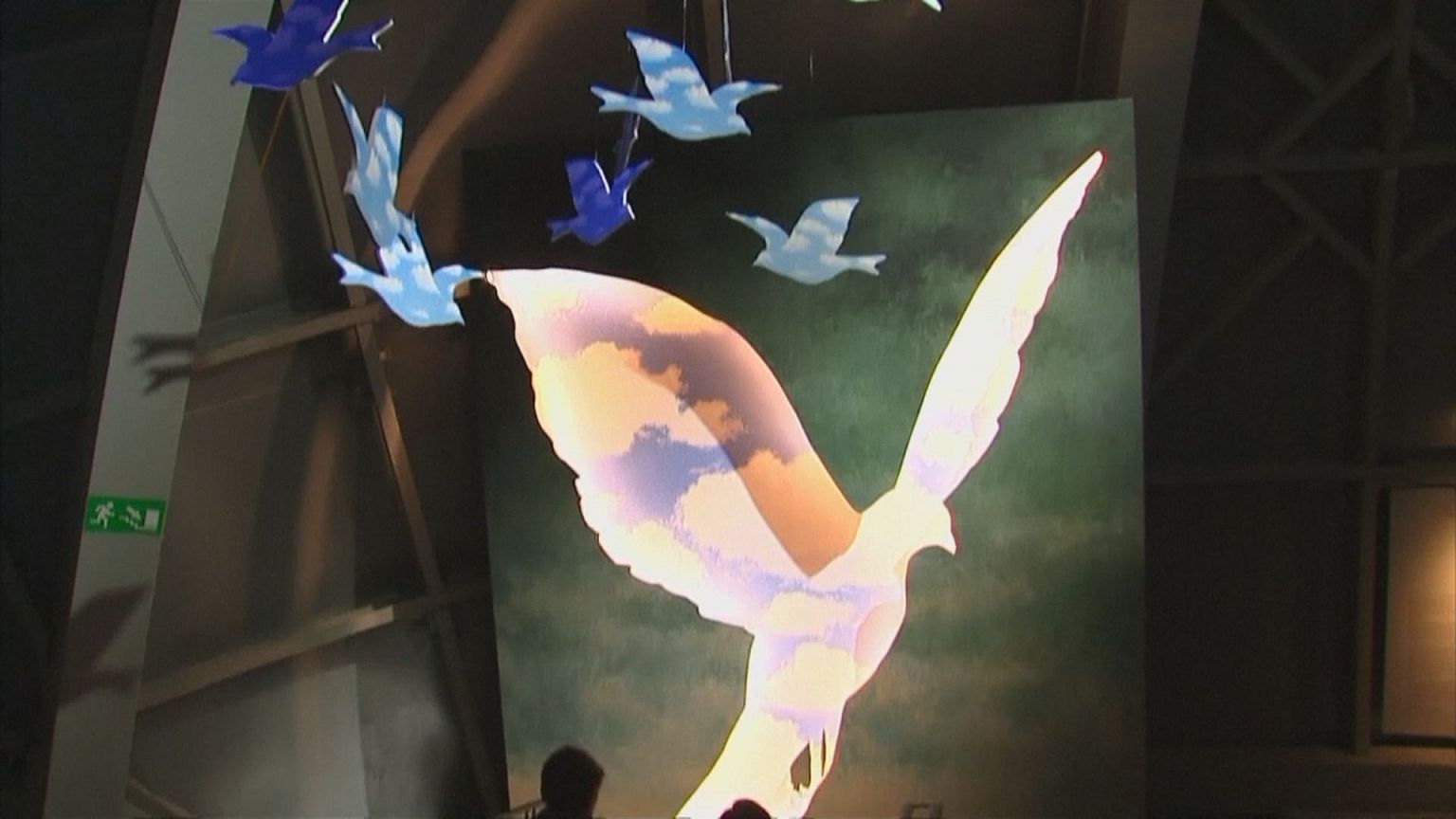 Magritte in 3D at the Atomium: surrealist!