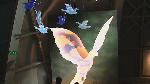 Magritte in 3D at the Atomium: surrealist!