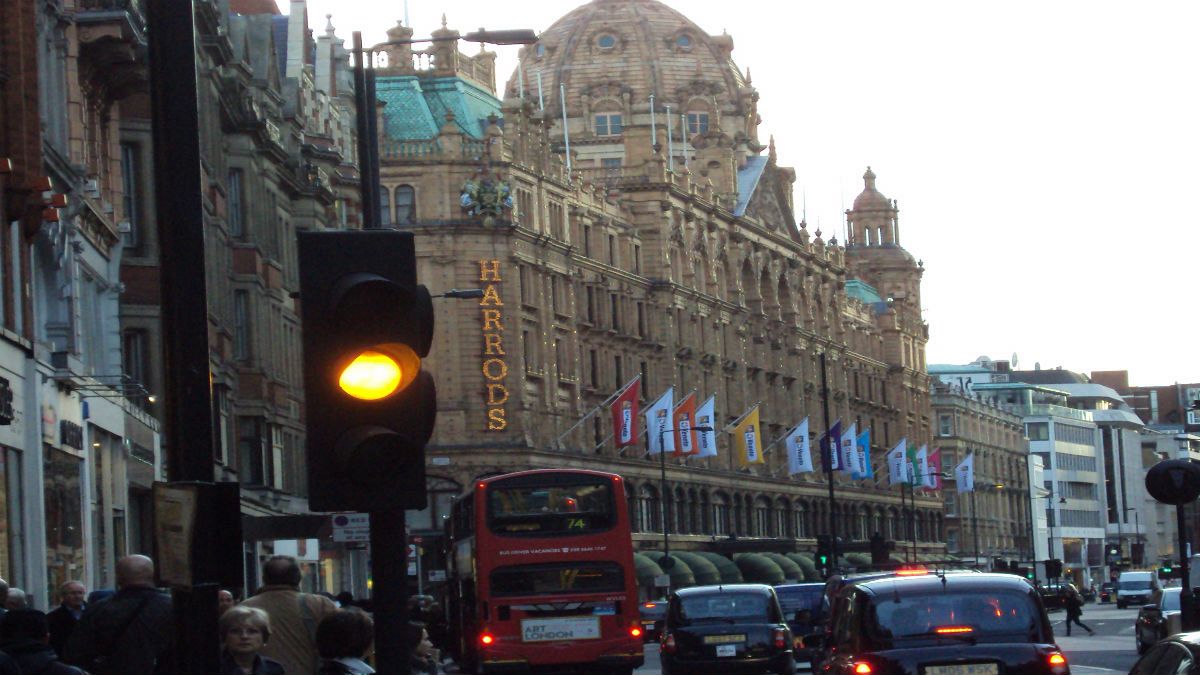 شيخ عماني يدفع 34 مليون دولار لشراء شقتين بجوار متجر هارودز في لندن