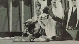 اقالة مسؤول في وزارة التعليم السعودي بسبب صورة للملك فيصل إلى جانب كائن فضائي