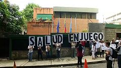 Médicos vestem a bata do protesto na Venezuela