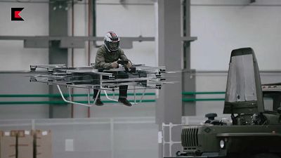 Kalashnikov presenta su "moto voladora"