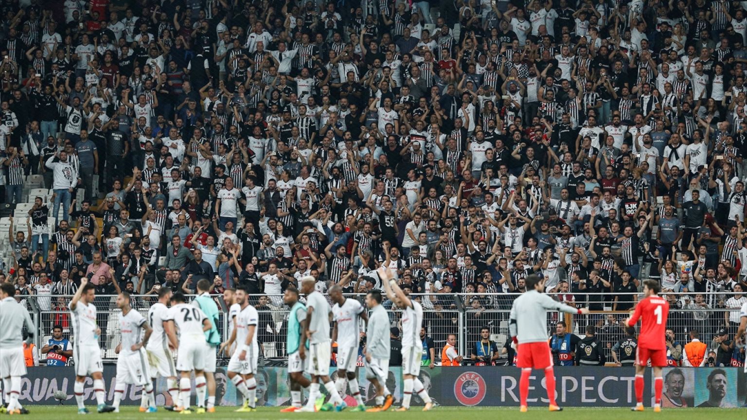 Beşiktaş taraftarı Leipzig forvetini sağır etti