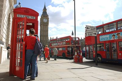 Tourists use a phone box in London\'s Parliament Square in 2004.