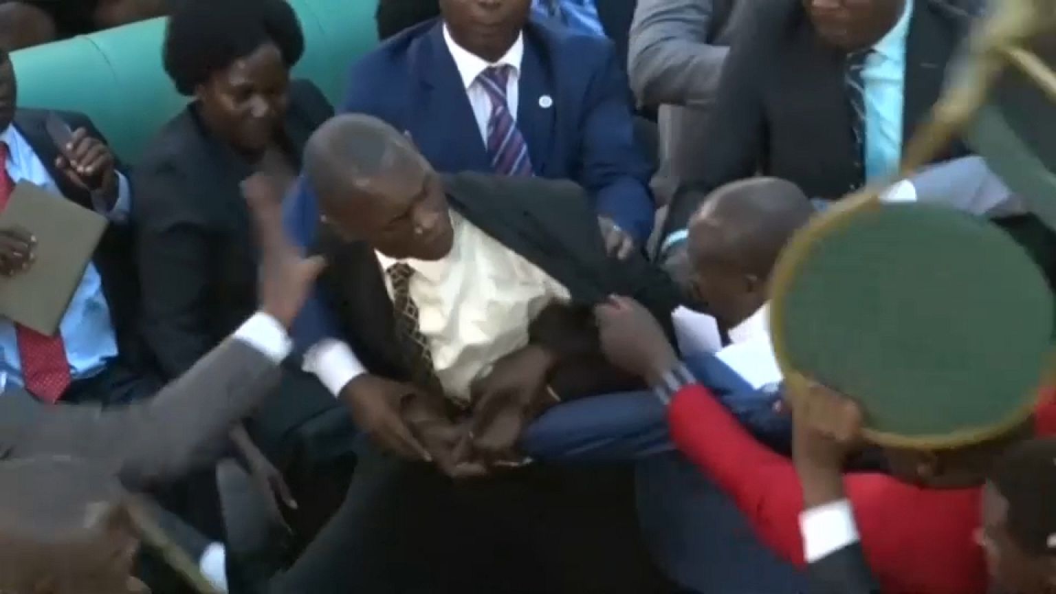 La longevidad presidencial enciende el parlamento ugandés