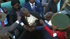 Prügelnde Abgeordnete im Parlament in Kampala