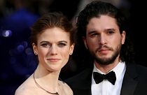 Kit Harington anuncia noivado no jornal