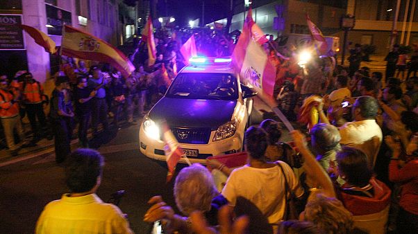 "Holt sie euch!": Spanier bejubeln Polizisten vor Referendum-Einsatz "Holt sie euch!": Spanier bejubeln Polizisten vor Referendum-Einsatz