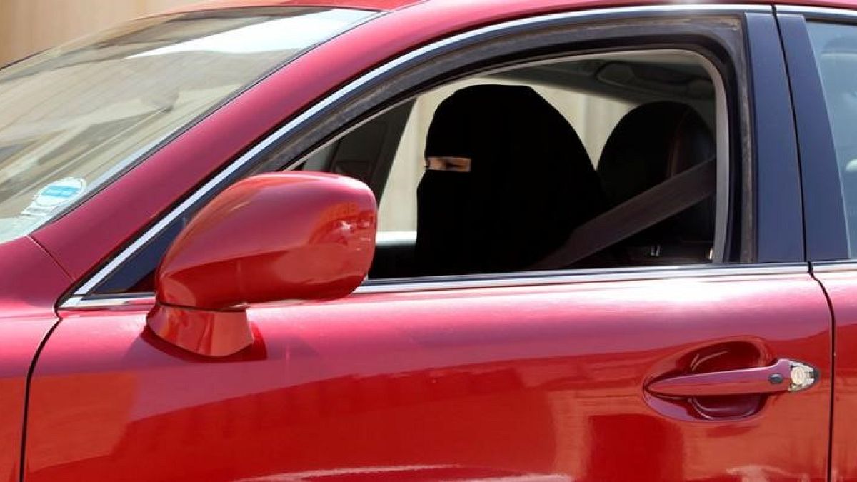 فتاة سعودية تتفوق على سائقها الخاص في قيادة السيارة