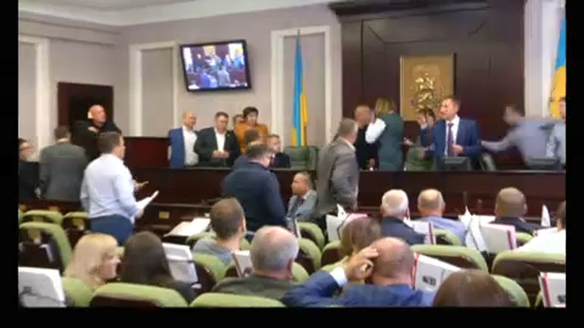 برلماني أوكراني يسقط زميله.."بالضربة القاضية"!