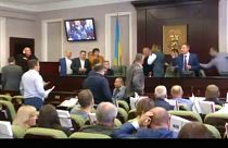 برلماني أوكراني يسقط زميله.."بالضربة القاضية"!
