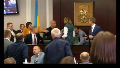 Deputados ucranianos envolvem-se em cena de pancadaria