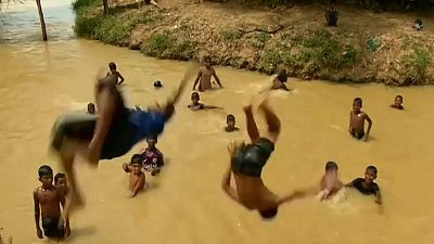 Rohingya-Kinder baden in Bangladesch